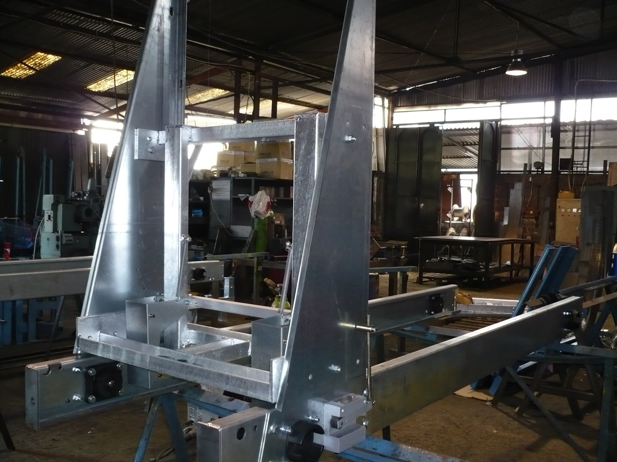 1994 - Έναρξη κατασκευής σασί για υδραυλικούς ανελκυστήρες